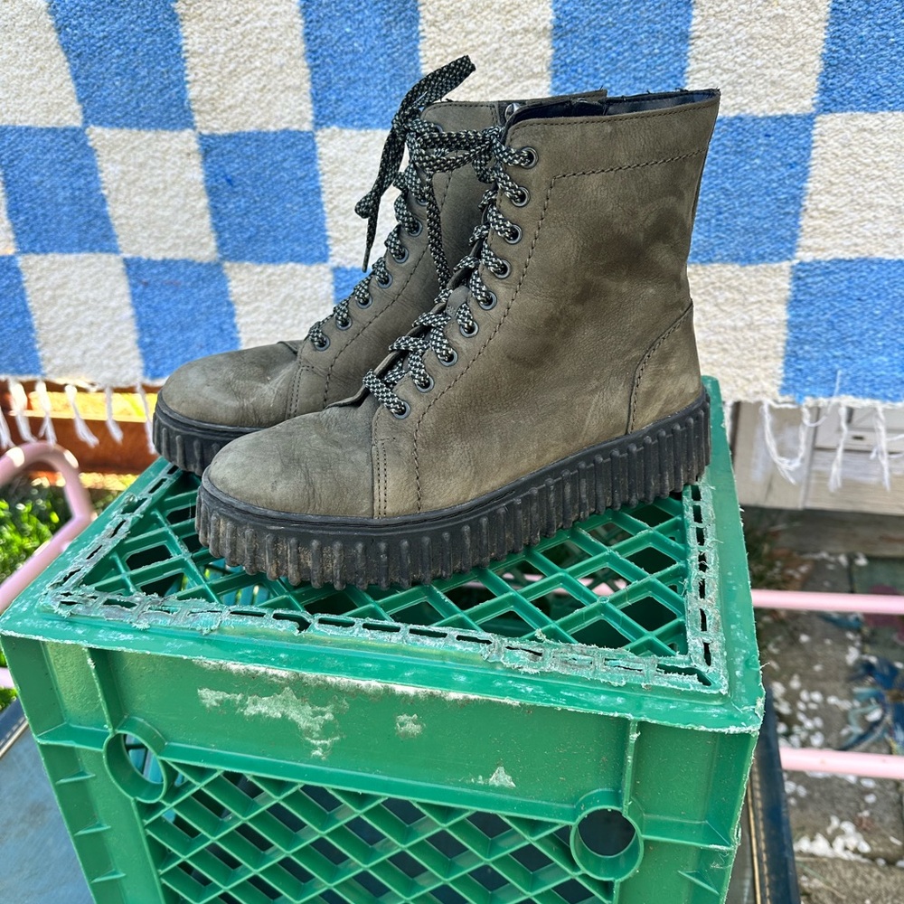 Clark’s lug sole Olive Green Lace-Up Platform Boots